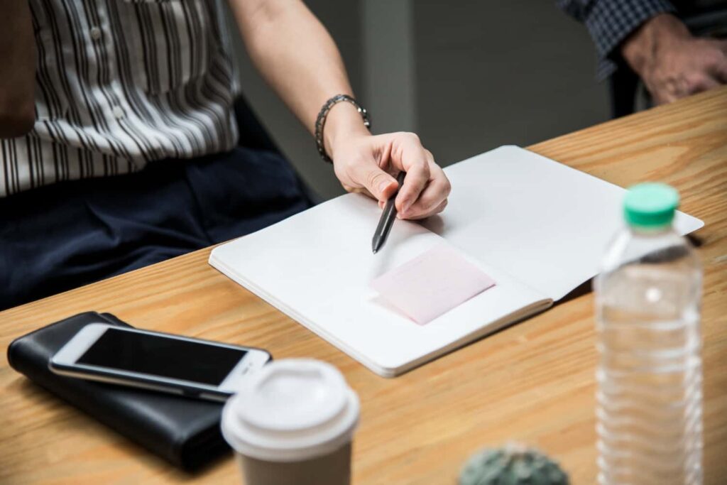 Pemeriksaan fisik terhadap tanda tangan dalam dokumen untuk menghindari masa kadaluwarsa