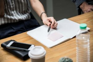 Pemeriksaan fisik terhadap tanda tangan dalam dokumen untuk menghindari masa kadaluwarsa